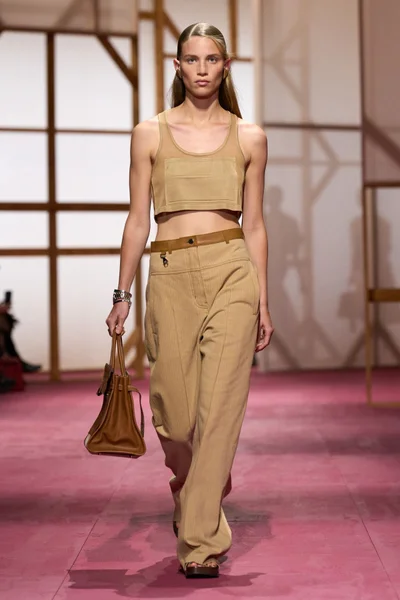 Look 16